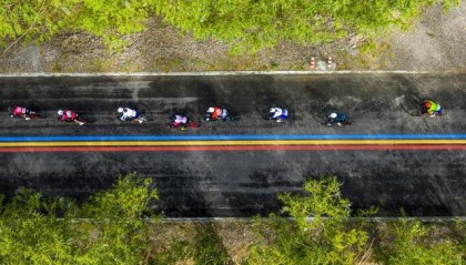 开云体育-环拉萨自行车大赛曲水站比赛举行