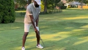 队友评老詹高尔夫八村：强而有力的臀部摆动 小里：就是这样