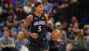 对飙东子！班凯罗半场10中6高效得18分4板1助1盖帽