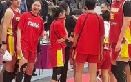 郑薇赛后拥抱中国女篮全队 王思雨落泪 张子宇拥抱安慰