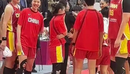 郑薇赛后拥抱中国女篮全队 王思雨落泪 张子宇拥抱安慰